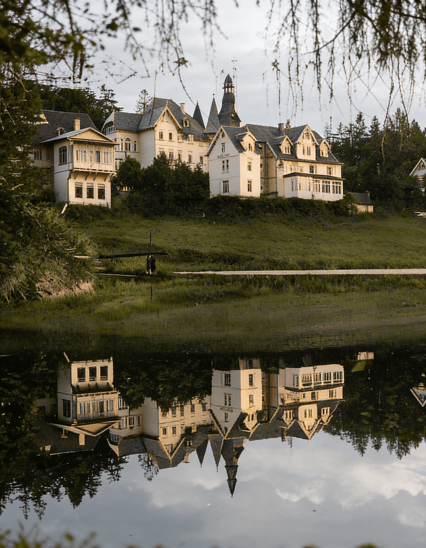 Hotel Viktoria Luise um 1910 - Historisches Gebäude mit Turm am See